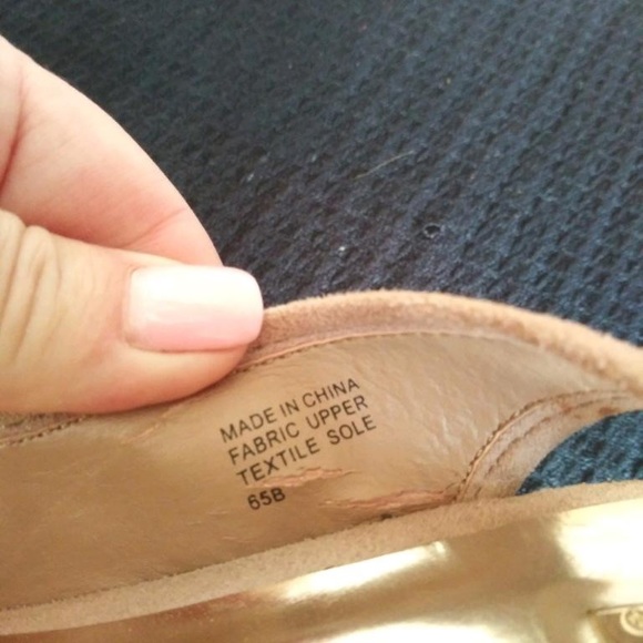 Wild pair beige platform shoes with flowers and golden details. Size 6.5 - Picture 12 of 13